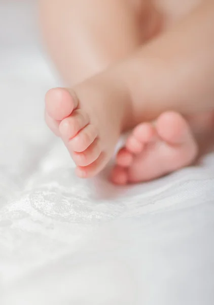 Pequeño bebé primer plano pies — Foto de Stock