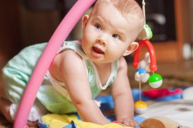 küçük bebek evde oyuncaklar ile oynama
