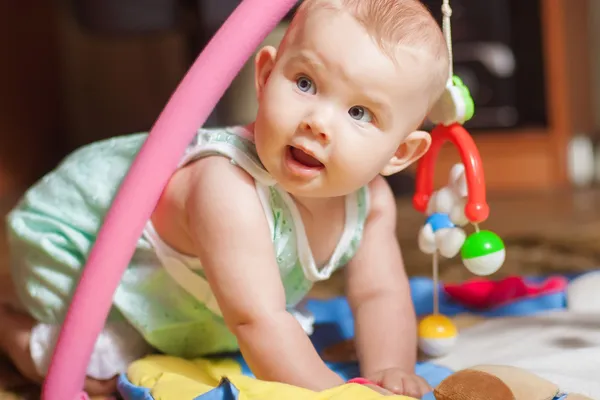 Pequeno bebê brincando com brinquedos em casa — Fotografia de Stock