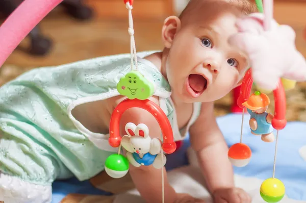 Piccolo bambino che gioca con i giocattoli a casa — Foto Stock