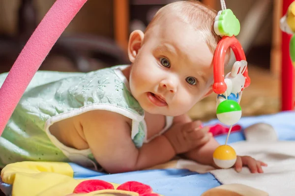 Küçük bebek evde oyuncaklar ile oynama — Stok fotoğraf