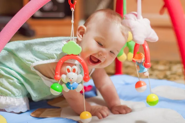 Kleines Baby spielt zu Hause mit Spielzeug — Stockfoto