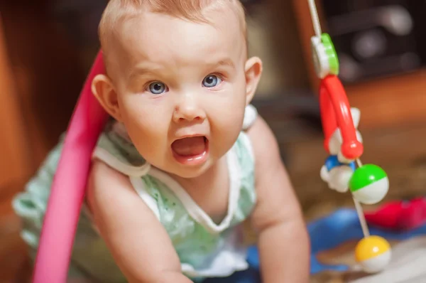 Küçük bebek evde oyuncaklar ile oynama — Stok fotoğraf