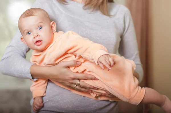 Junge Mutter hält ein Baby — Stockfoto