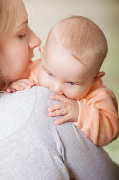 Ung mamma hålla en baby — Stockfoto