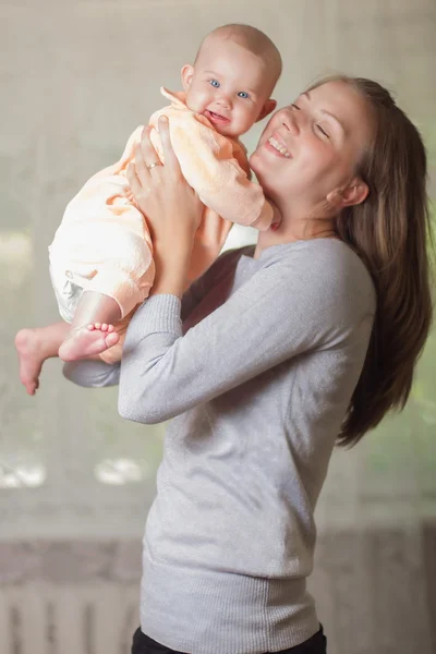 Jonge moeder bedrijf een baby — Stockfoto