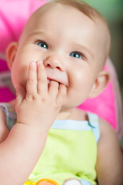 椅子に座っていると笑みを浮かべて赤ちゃん — ストック写真