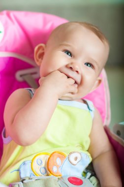 dziecko siedzi na krześle i uśmiechając się