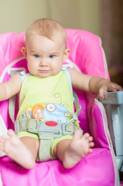 bir sandalyede oturan bebek