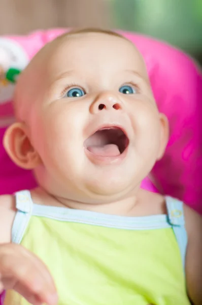 Младенец сидит в кресле и улыбается — стоковое фото