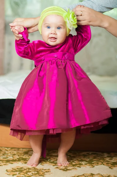 Menina em um vestido bonito em casa — Fotografia de Stock