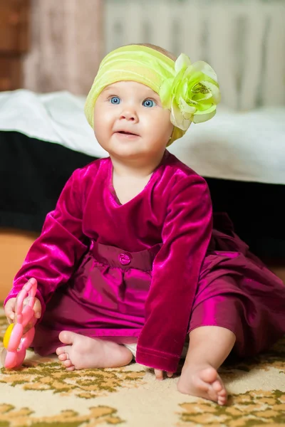 Niña en un hermoso vestido en casa — Foto de Stock