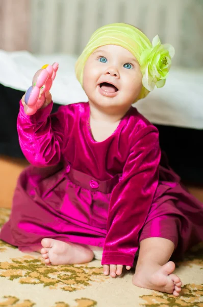 Маленькая девочка в красивом платье дома — стоковое фото