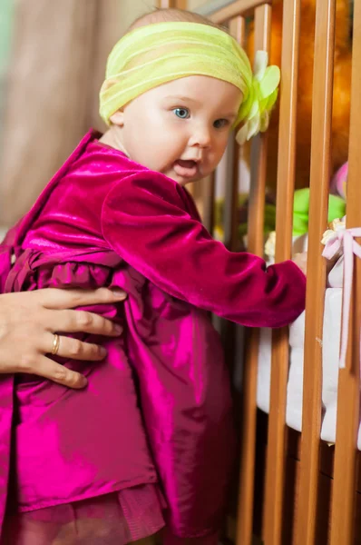 Klein meisje in een mooie jurk thuis — Stockfoto