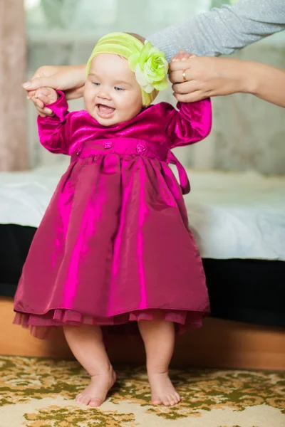 Niña en un hermoso vestido en casa — Foto de Stock