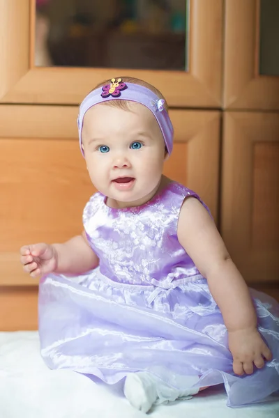 Маленька дівчинка в красивій сукні вдома — стокове фото