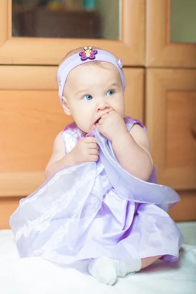 Niña en un hermoso vestido en casa — Foto de Stock