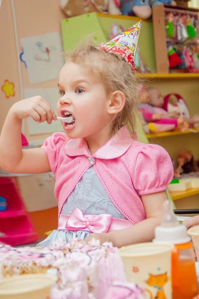 Niña comiendo pastel en fiesta de cumpleaños —  Fotos de Stock