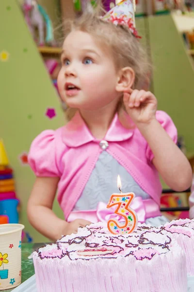 Niña con pastel de cumpleaños en la fiesta de cumpleaños —  Fotos de Stock