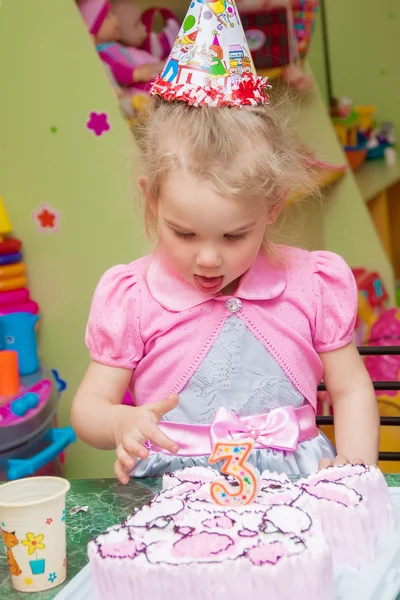 Niña con pastel de cumpleaños en la fiesta de cumpleaños — Foto de Stock