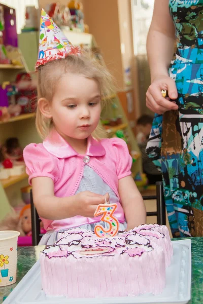 Niña con su madre con un pastel de cumpleaños en la fiesta de cumpleaños —  Fotos de Stock