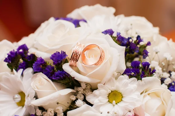 Wedding bouquet of beautiful roses and rings — Stock Photo, Image