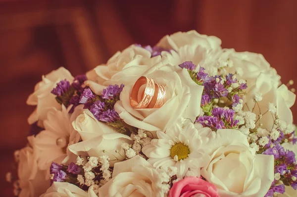 Γαμήλια ανθοδέσμη πανέμορφες τριανταφυλλιές και δαχτυλίδια — Φωτογραφία Αρχείου