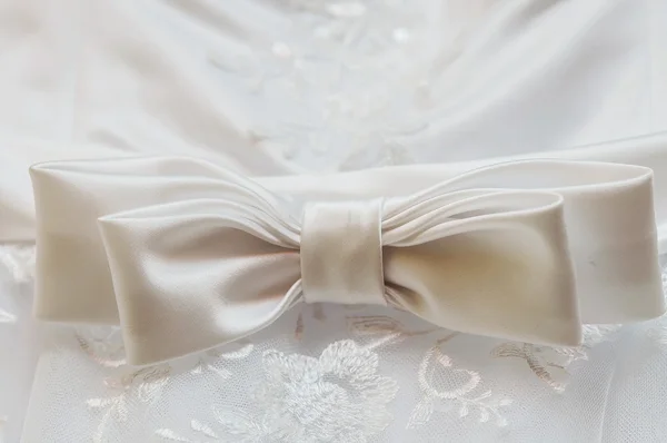 Verbeugung weißes Brautkleid — Stockfoto