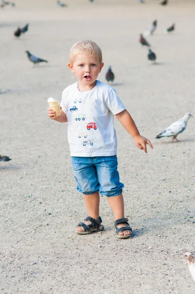 Маленький мальчик ест мороженое в парке — стоковое фото