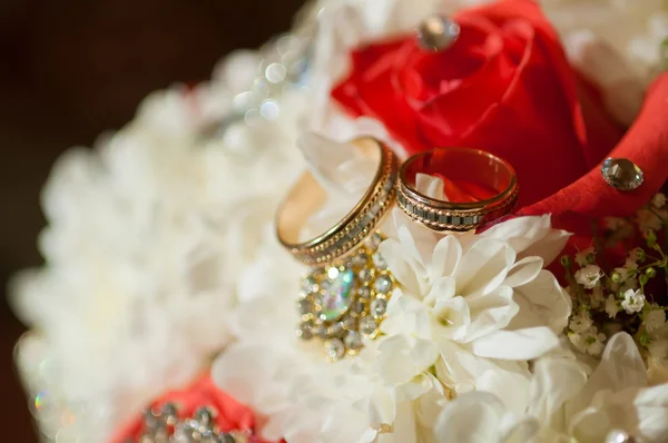 Wedding bouquet of beautiful roses and rings — Stock Photo, Image