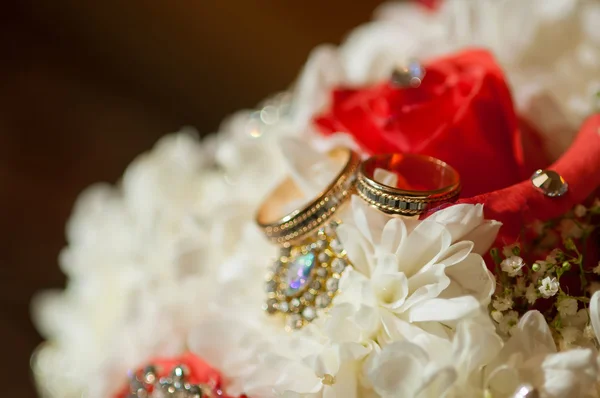 Buquê de casamento de belas rosas e anéis — Fotografia de Stock