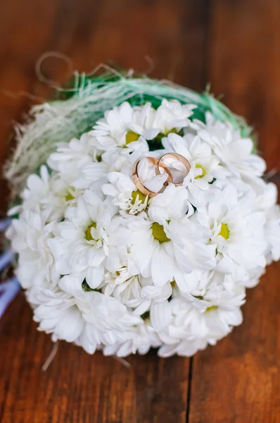 Wedding bouquet of beautiful  daisies and rings — Stock Photo, Image