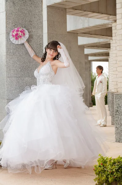 Young and beautiful bride and groom — Stock Photo, Image