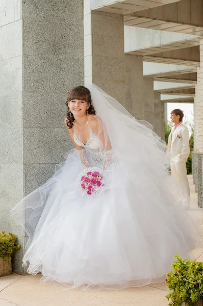 Young and beautiful bride and groom — Stock Photo, Image