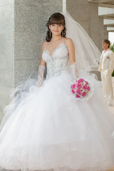 Unga och vackra bruden och brudgummen — Stockfoto
