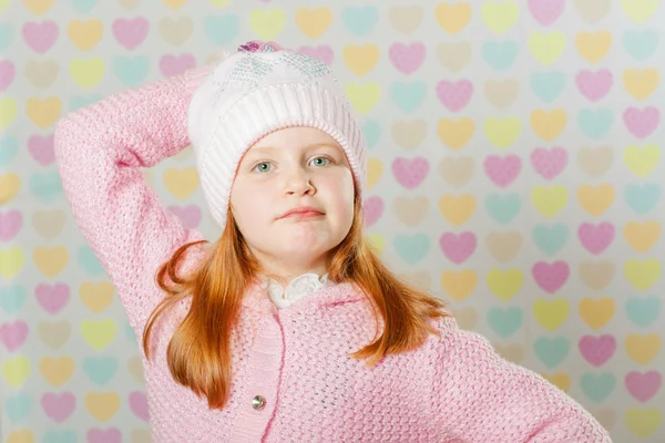 Niña con sombrero rosa y suéter —  Fotos de Stock