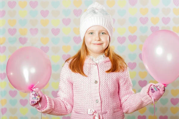 Klein meisje in een roze hoed en een trui — Stockfoto