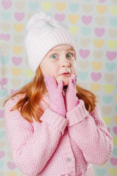 Dziewczynka w różowy kapelusz i sweter — Zdjęcie stockowe