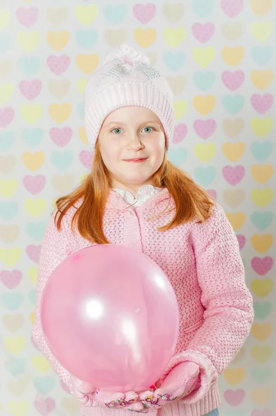 Liten flicka i en rosa hatt och en tröja — Stockfoto