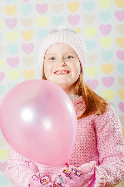 Kleines Mädchen mit rosa Hut und Pullover — Stockfoto