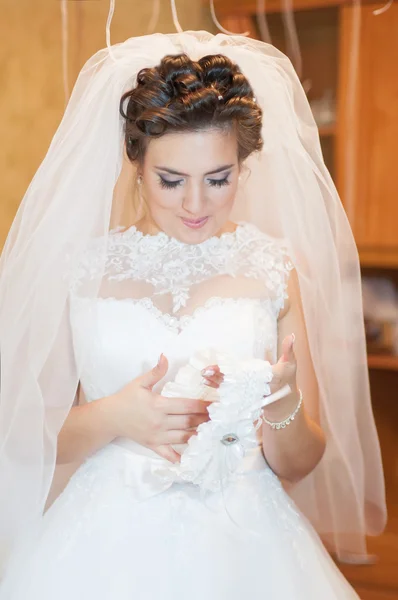 Bella sposa in un abito da sposa — Foto Stock