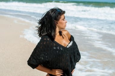 bir yaz sahilde genç kız