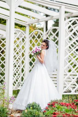 genç güzel bir gelin buketi ile