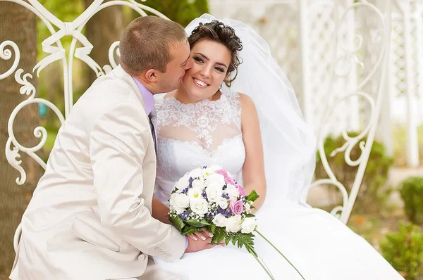 Young and beautiful bride and groom — Stock Photo, Image