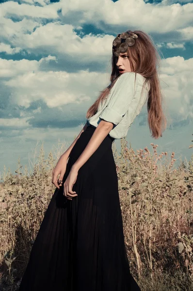 Krásný model dívka letní pole — Stock fotografie