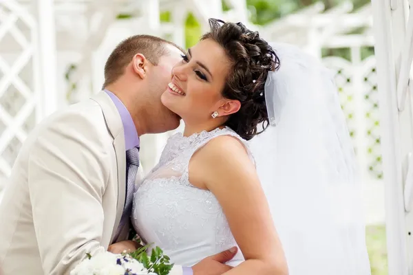 Young and beautiful bride and groom — Stock Photo, Image