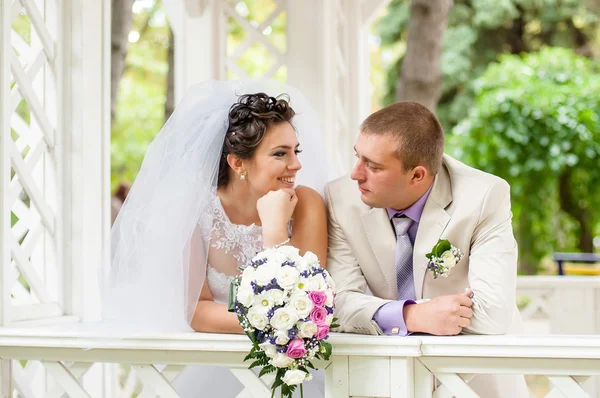 Молодая и красивая невеста и жених — стоковое фото