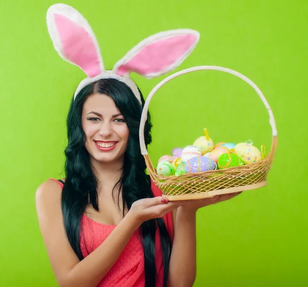 Belle fille avec un panier d'œufs de Pâques — Photo