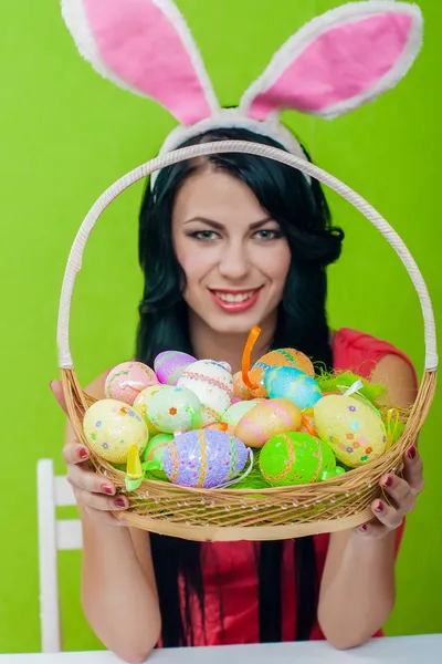 Mooi meisje met een mandje met Pasen eieren — Stockfoto