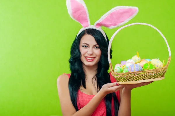 Menina bonita com uma cesta de ovos de Páscoa — Fotografia de Stock